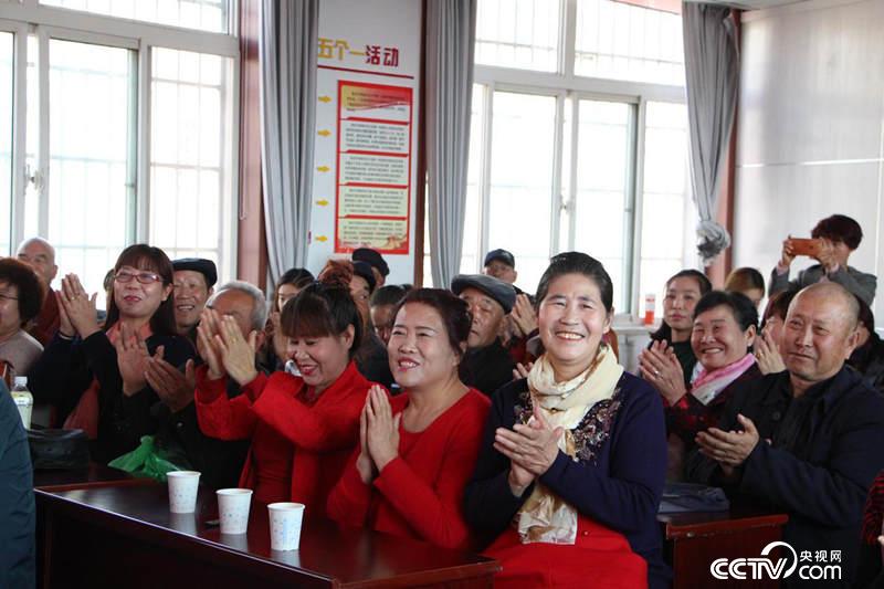 The residents of Jin Shun community came here and were very happy to hear yan hou sing two songs.