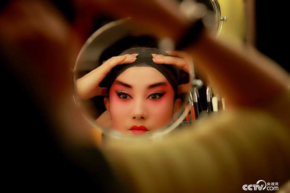 Yan hou carefully prepares the stage makeup (provided by yan hou)